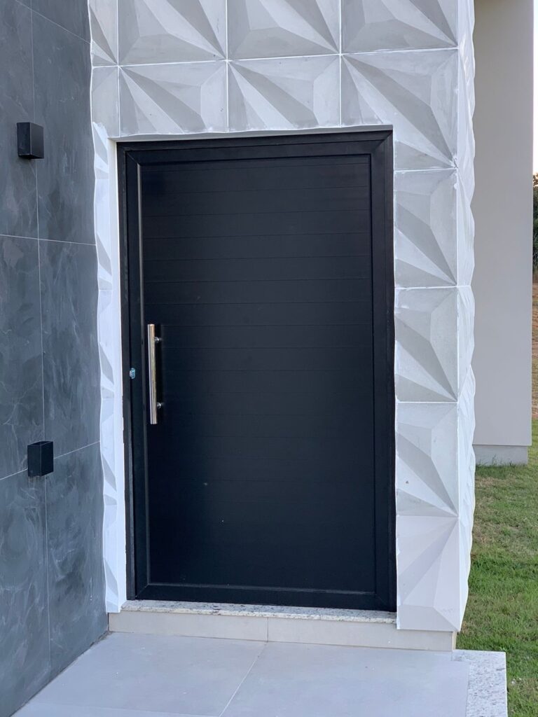 Porta de esquadria de alumínio preta estilo lambri