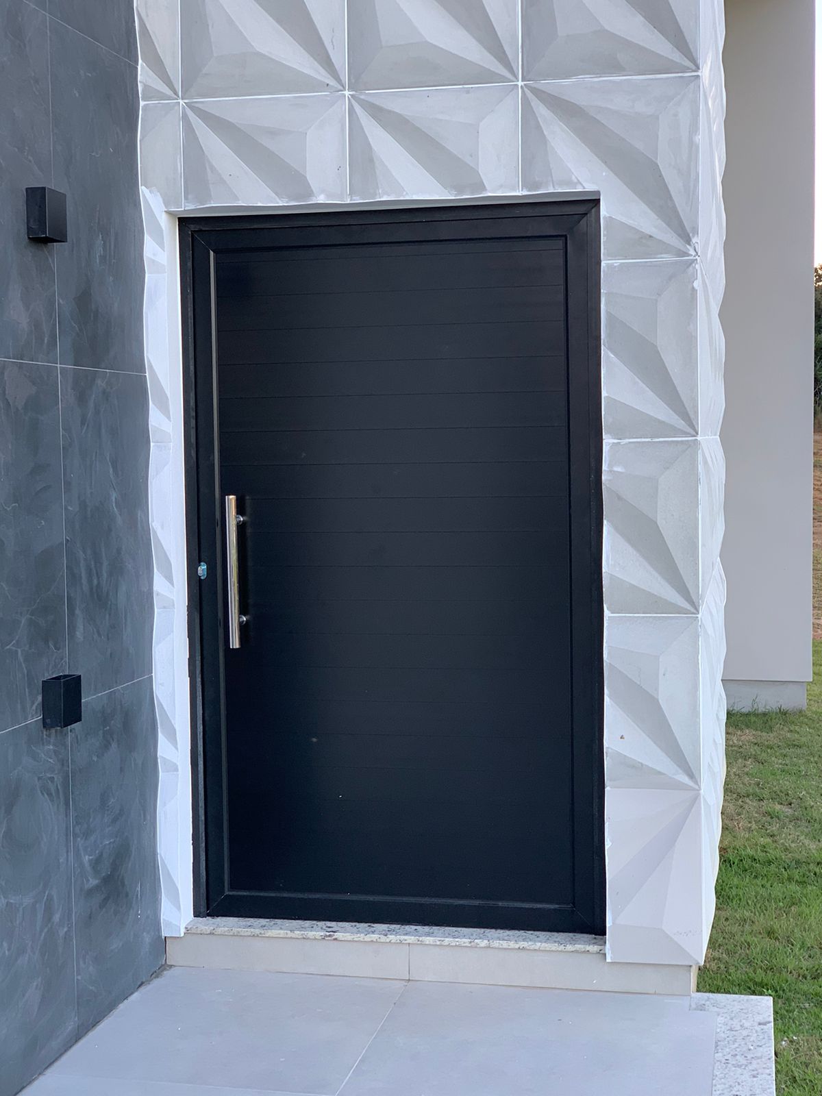 Porta de esquadria de alumínio preta estilo lambri