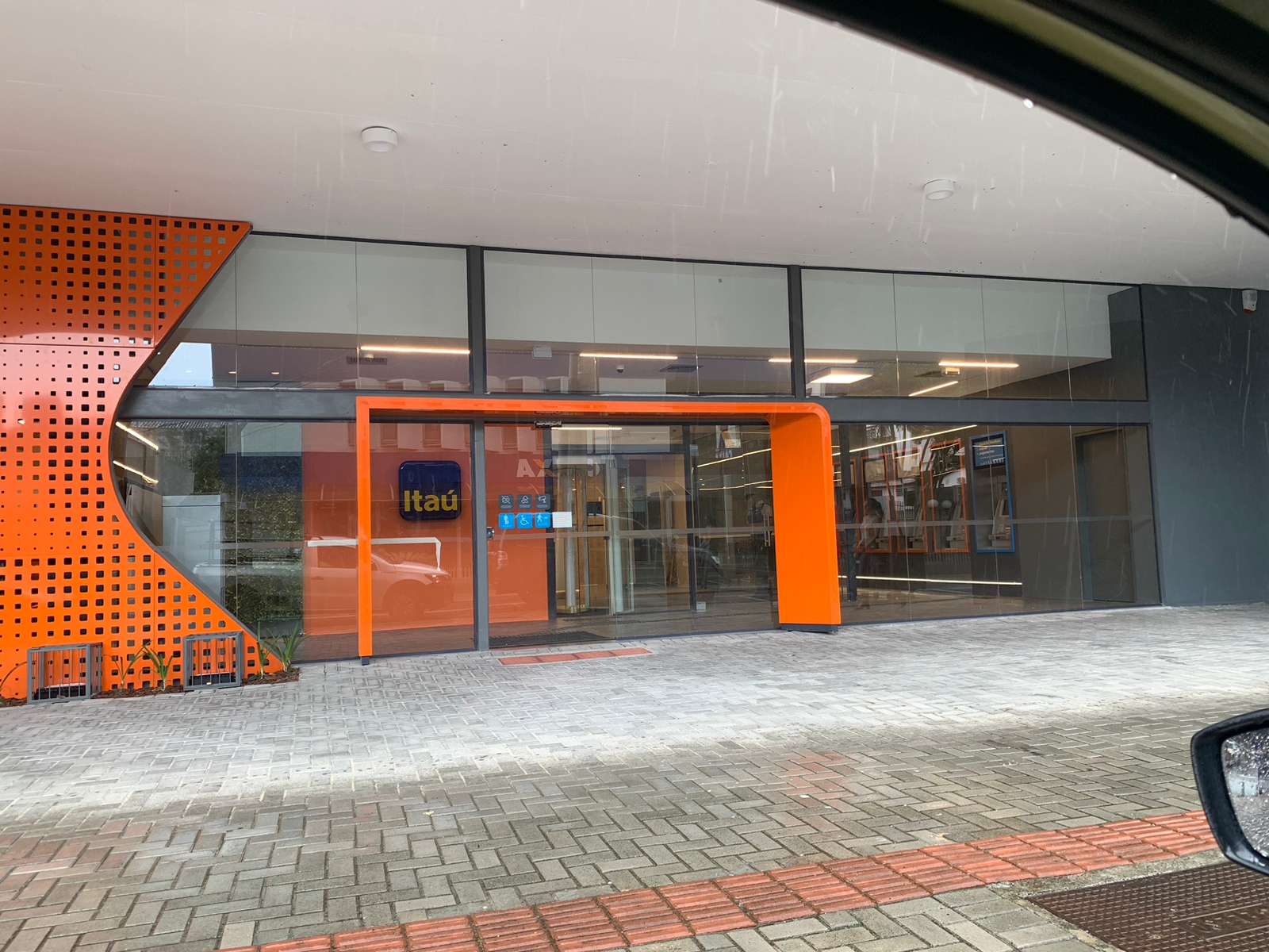 Fachada de vidro em agência bancária