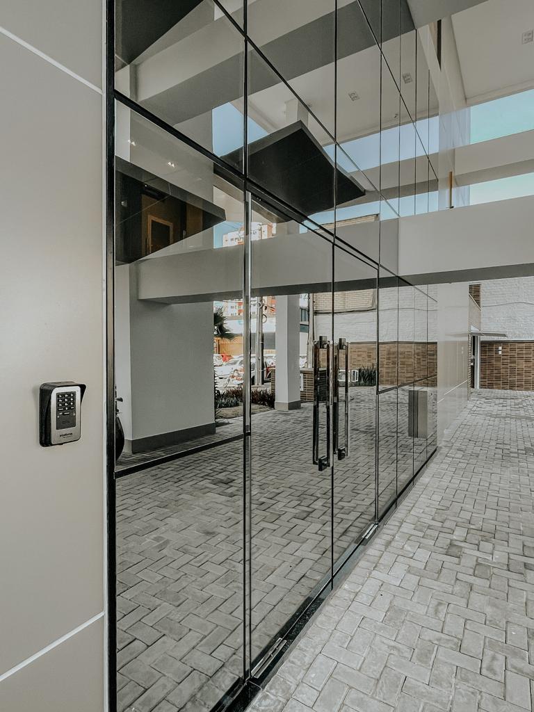 Fachada de vidro fumê com porta de vidro