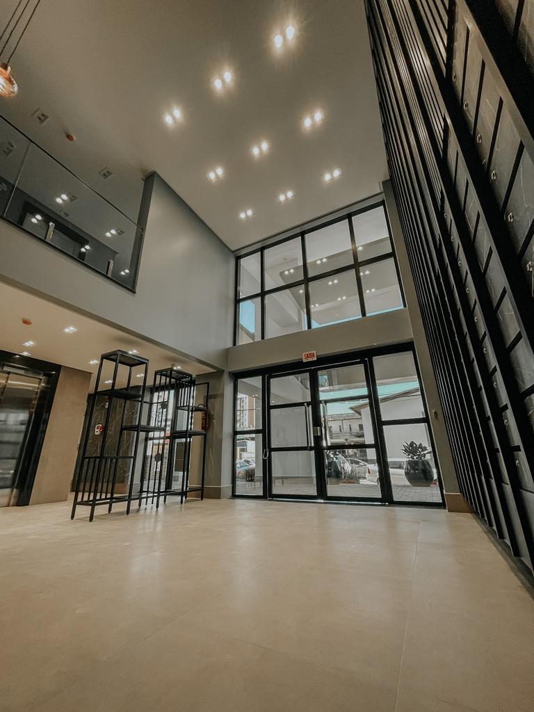 Fachada de vidro no hall de entrada de prédio