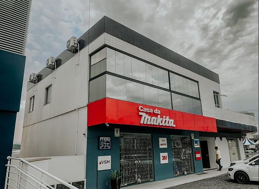 Fachada de vidro em loja comercial