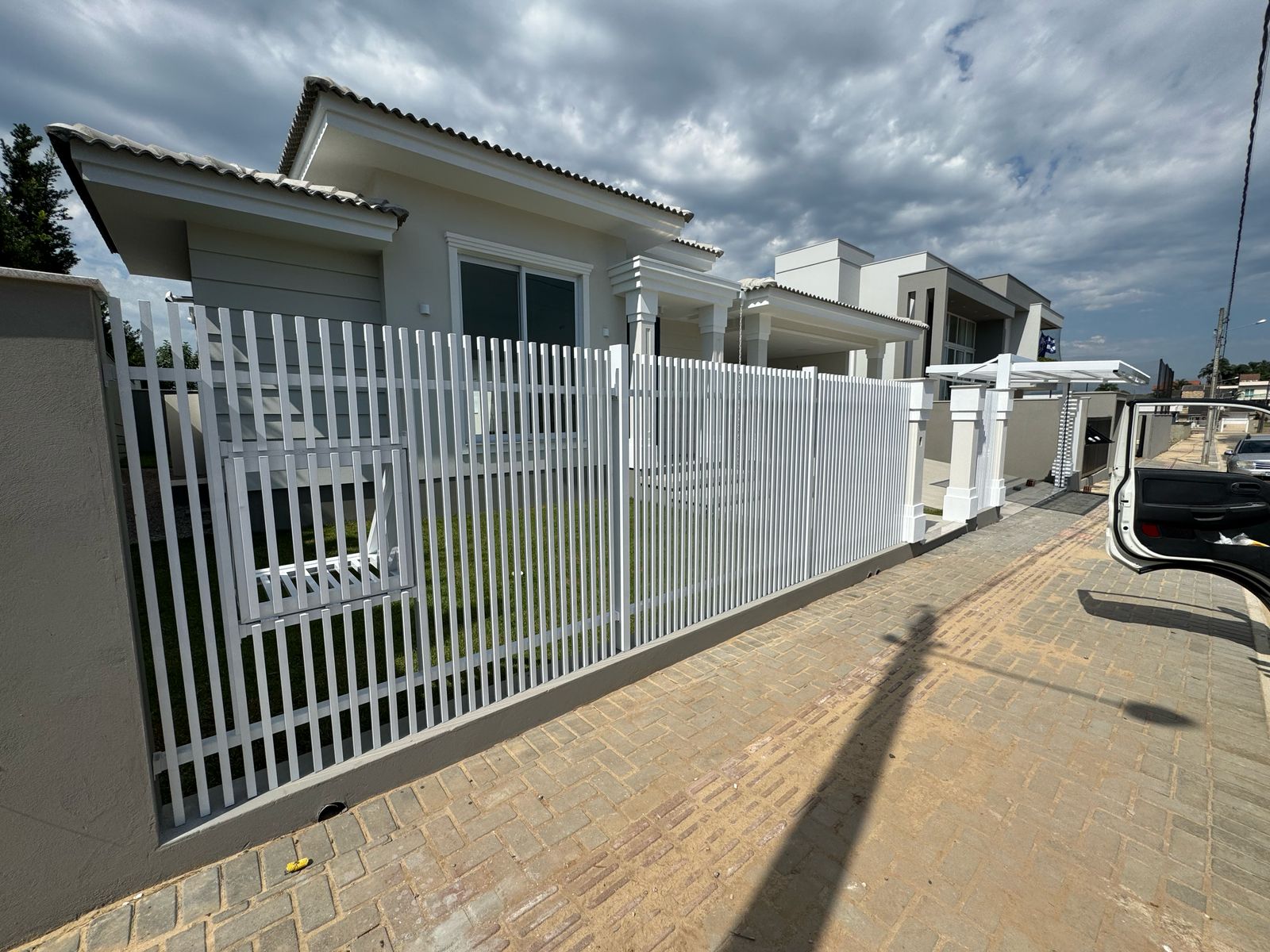 Gradil e portão de alumínio branco em residência