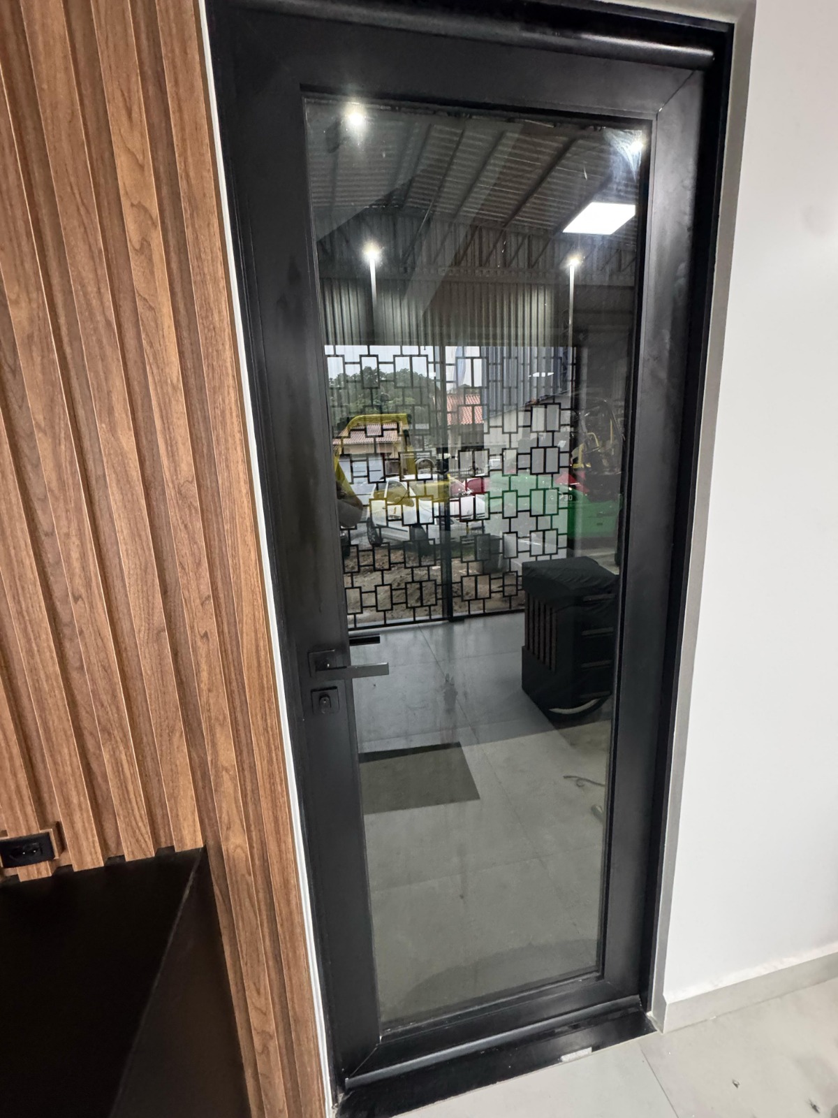 Porta de alumínio preta com vidro em recepção