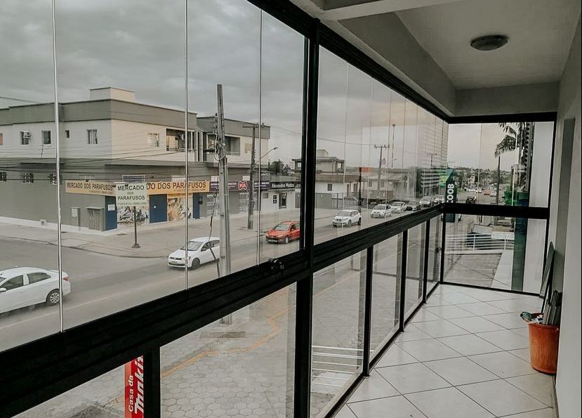 Sacada envidraçada em prédio comercial