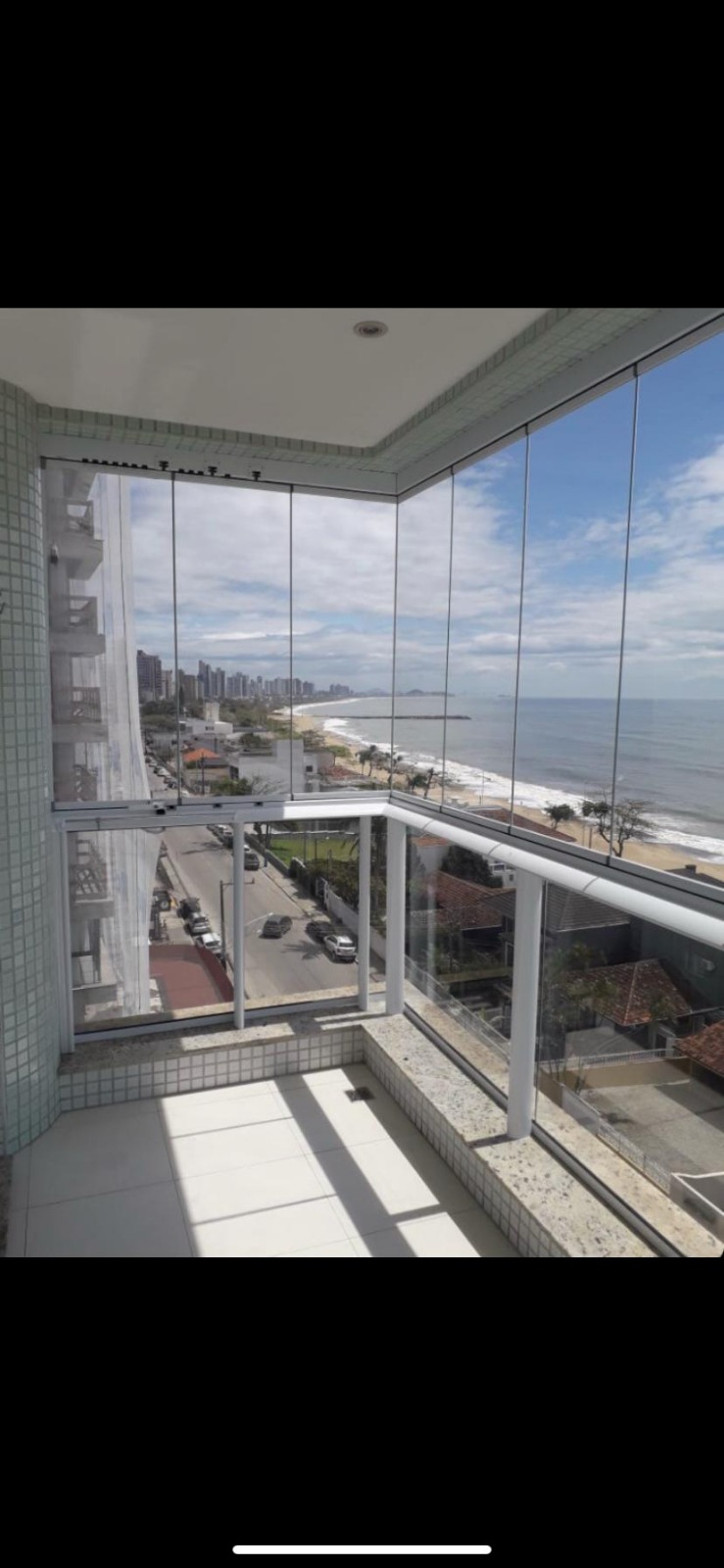 Sacada envidraçada com vista para o mar