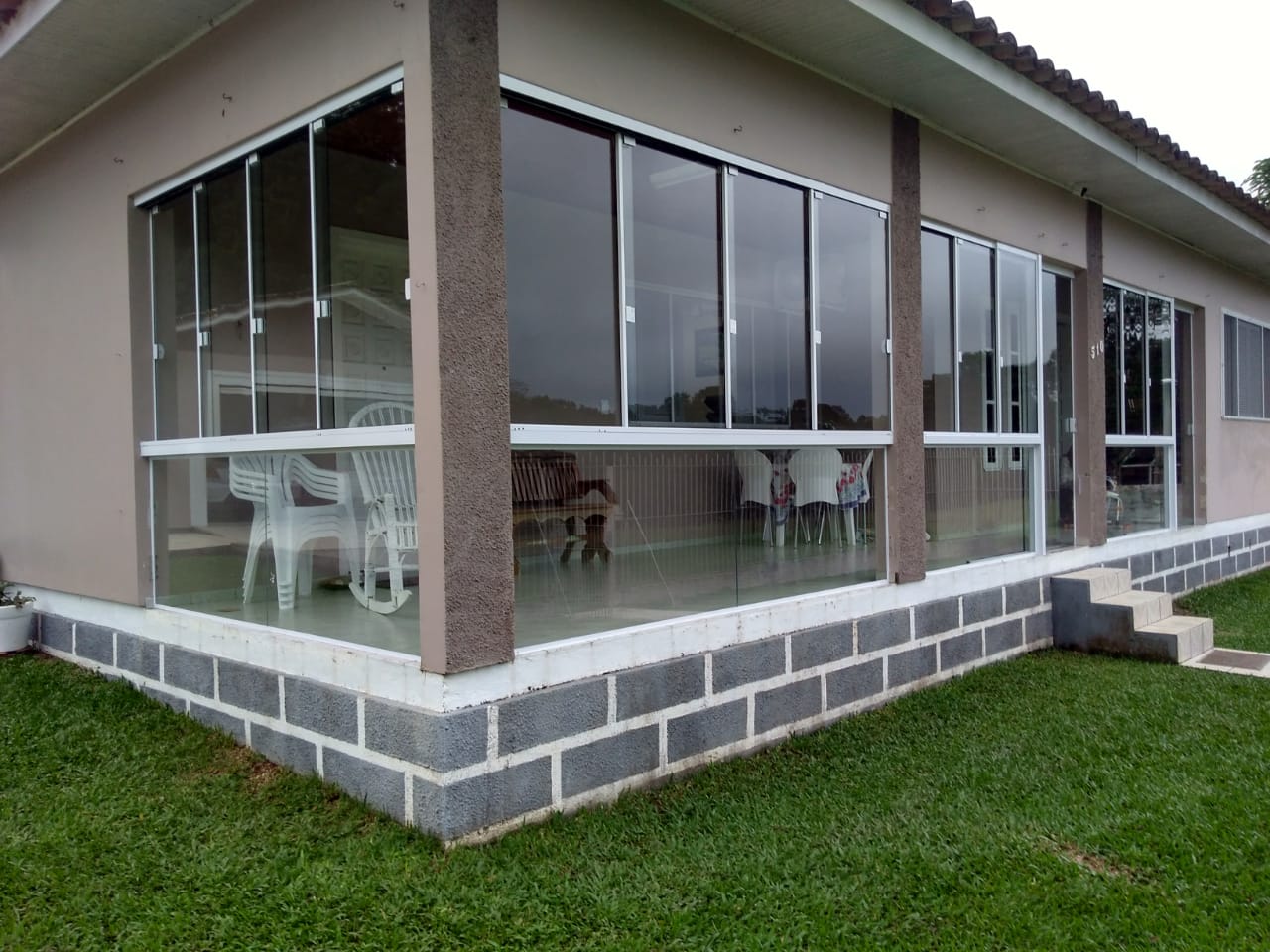 Varanda de casa térrea com fechamento em vidro